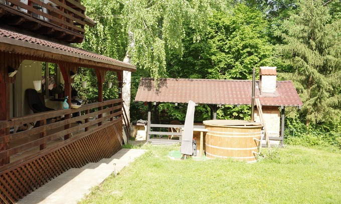 Cristian Maison | Secluded Cabin Retreat: Hot Tub, Nature, and Tranquility in the Woods"