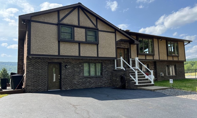 Sweet Valley Cabine | Secluded Cabin with Beautiful Views & Inground Pool