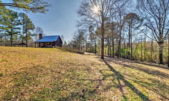 Hueytown Maison | Secluded Cabin with Fishing Pond near Hunting!
