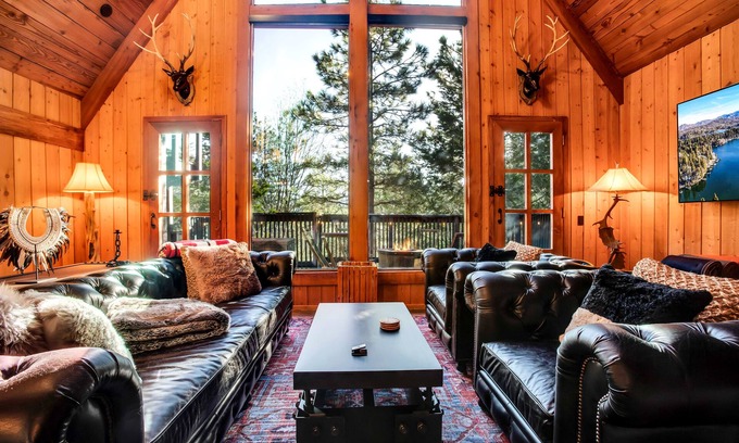 Blue Jay Chalet De Ski | Secluded Luxury Chalet - Bespoke Finishes, Hot Tub, Decks, Firepits, and Grill