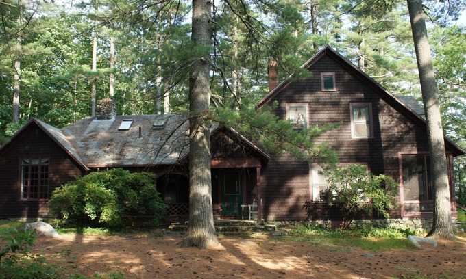 Raymond Maison | Secluded Classic Lakefront Cottage