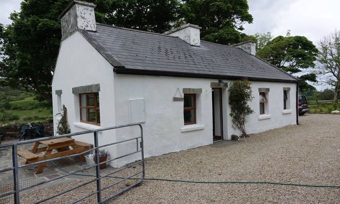 Gortahork Maison | Secluded cottage in stunning mountain scenery near village
