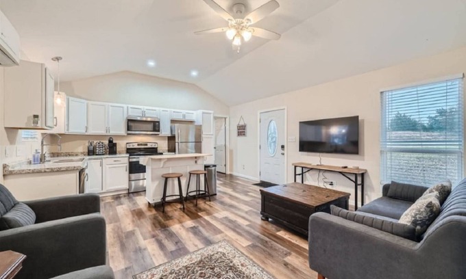 Cedar Creek Maison | Secluded Country Home on 15 Acres with BBQ. Close to COTA and Airport.