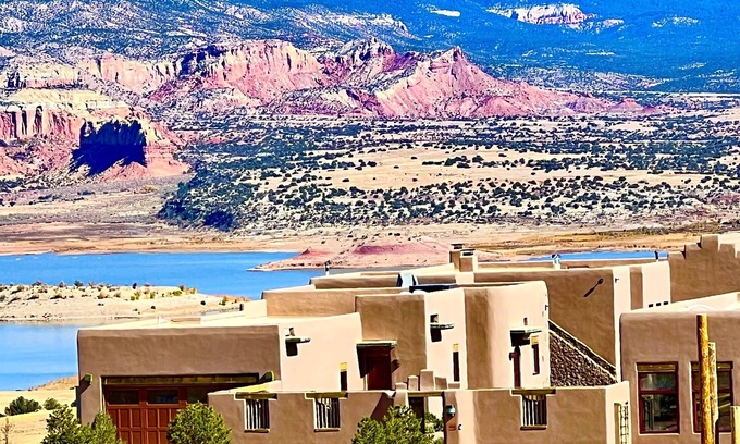 Youngsville Lit Et Petit-Déjeuner | Secluded Desert Oasis: Luxurious Inn-Abiquiu Lake Views-Daily Gourmet Breakfast.