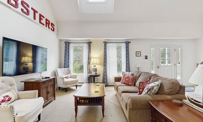 Southport Maison | Secluded Dog-Friendly Getaway w/ Free WiFi, Private Washer/Dryer, Furnished Deck