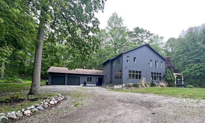 Stonington Maison | Secluded Farmhouse Retreat - Minutes from Mystic