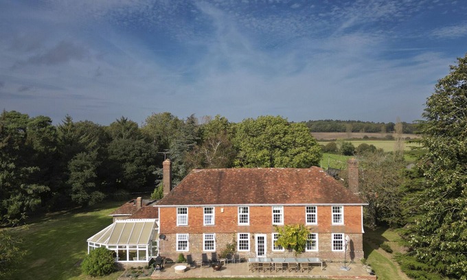 Battle Maison | Secluded Farmhouse set in 300 acres, sleeps 11 comfortably, and up to 14 people.