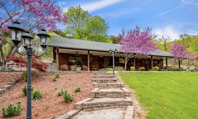 Lampe Cabine | Secluded Hillside Cabin on Historic working Farm