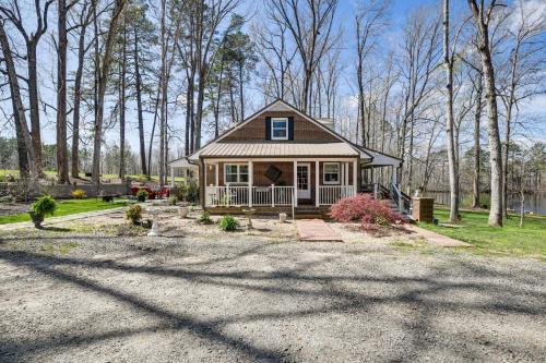 Wilsons Maison | Secluded Home with 2-Acre Fishing Pond