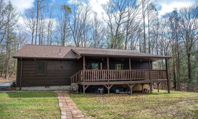 Mt Lookout Maison | Secluded-Hot Tub-Fire Pit-Fiber internet-Near the Gorge & Parks-Pet Friendly