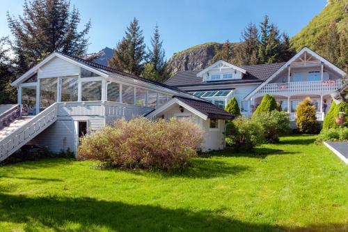 Valberg Villa | Secluded house in Lofoten-Private swimming pool!