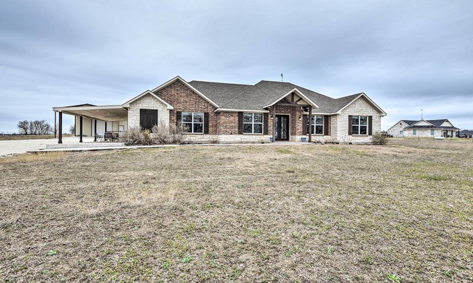Era Maison | Secluded Krum Home w/ Patio & Gas Grill!