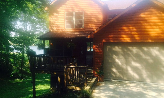 Putnam Maison | Secluded Lake front house with private beach