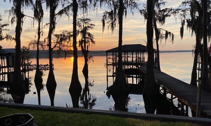 Clermont Maison | Maison isolée au bord du lac avec quai sur le lac Louisa à seulement 22 miles de Disney!