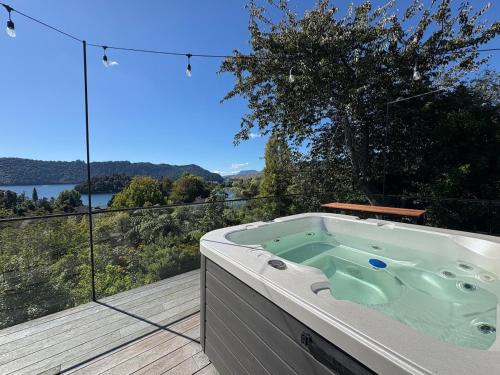 Lake Okareka Appartement | Secluded Lake Ōkāreka Studio Views, Spa, Deck in Rotorua