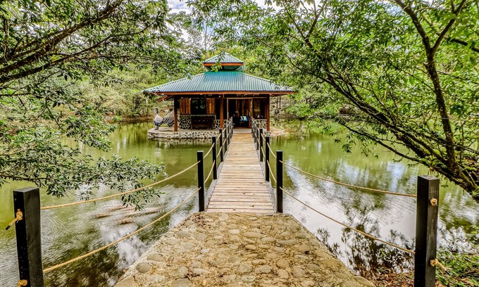 Penas Blancas Cabine | Secluded Lakefront Home w/Free WiFi, Water Views, Hammocks, Cable, & more!