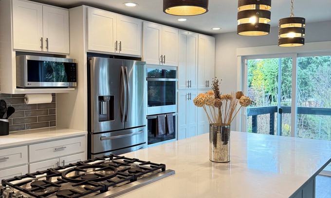 Covington Maison | ~Secluded Lakehouse Getaway~30 Mins from SEATAC! Renovated, Clean, Fam-Friendly!
