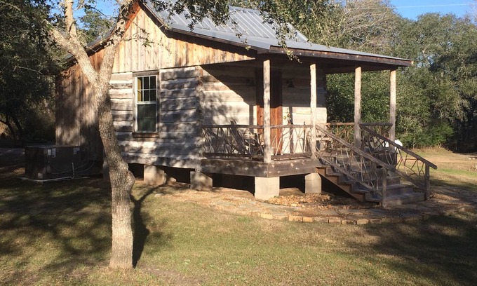 La Grange Cabine | Cabane en rondins isolée pour deux à La Grange TX