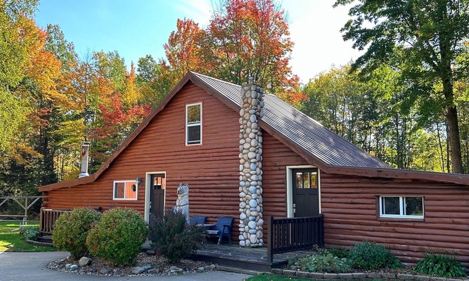 Escanaba Cabine | Secluded Log Cabin on 10 acres