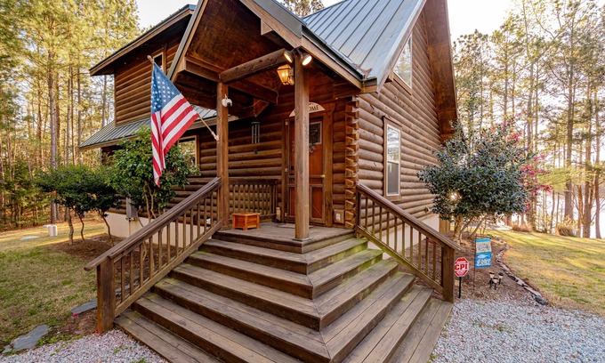 Jenkinsville Cabine | Secluded Log Cabin on Lake Monticello