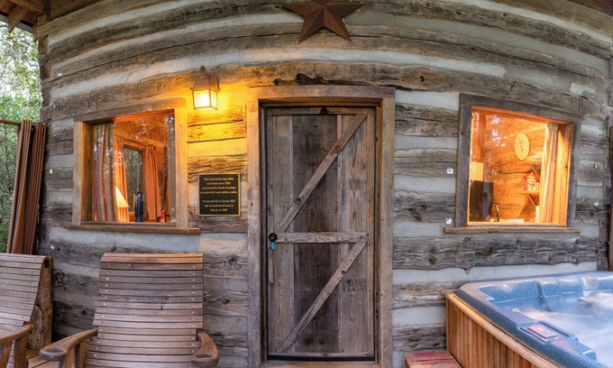 Brenham Cabine | Secluded Log Cabin with Hot Tub at Scenic Hill Retreat