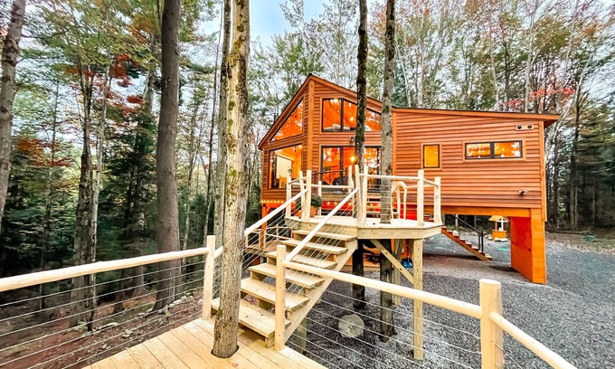 Newport Center Cabine | Secluded Luxury Treehouse - Hot Tub & Projector