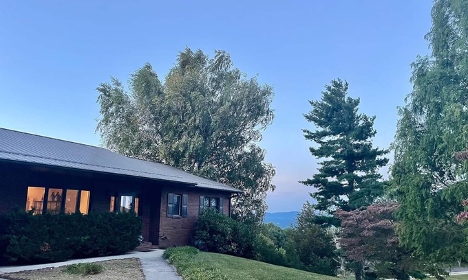 North Charleston Maison | Secluded Mountain Retreat w/ 360° Views & Fire Pit