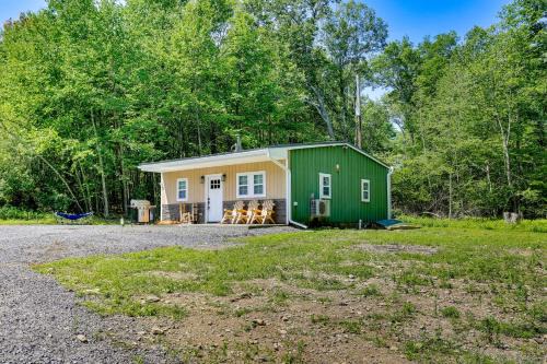 East Stroudsburg Maison | Secluded Poconos Cabin 75 Acres and Fire Pit!