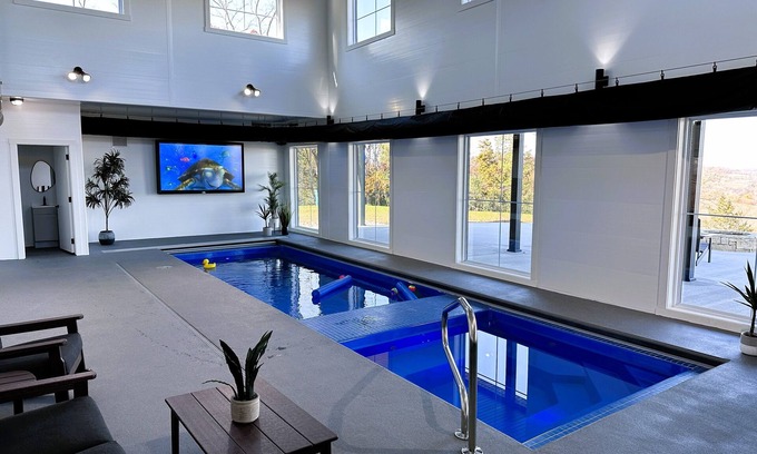 Dubuque County Maison | Secluded Retreat ~ Indoor Pool ~ Close To Sundown Mountain ~ Hot Tub / Sauna!