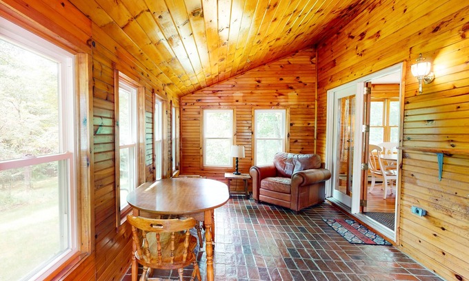 Hiram Maison | Secluded riverfront property with fast WiFi, kayak & wood stove - dog-friendly