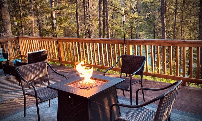 Coram Maison | Secluded riverfront RV 7 Miles from Glacier National Park!