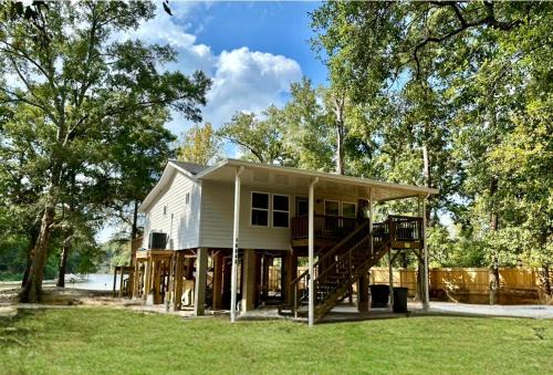 Modeste Maison | Secluded Riverside Oasis Private Deck Dock