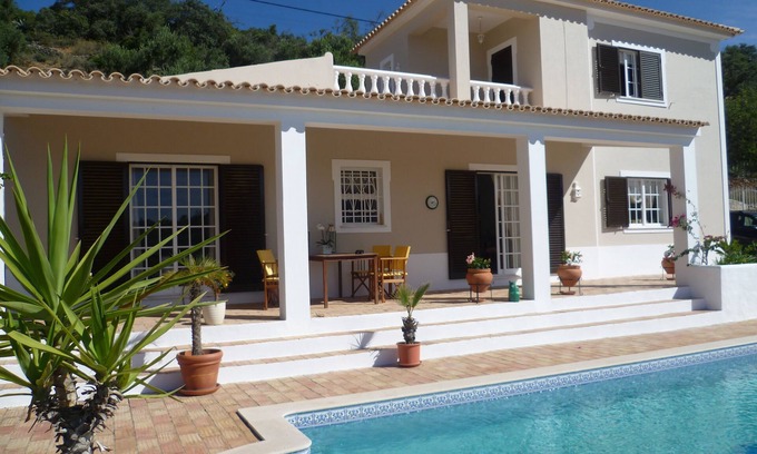 Apra Villa | Villa rurale isolée avec piscine privée et belles vues