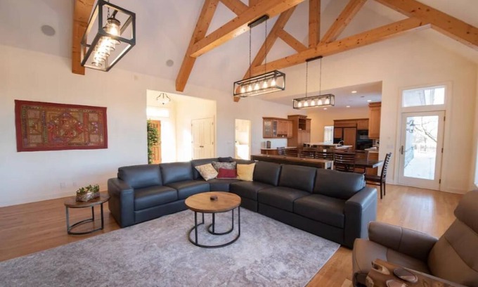 Blaine Maison | Secluded Spa-cious Retreat 11+3
