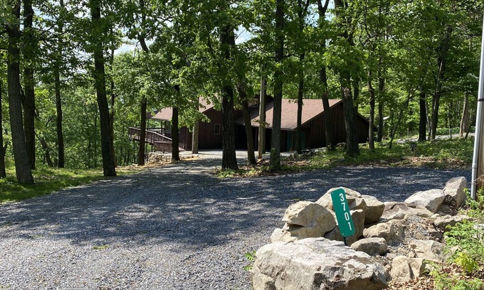 James Creek Cabine | Secluded/Spacious Cabin with 5 BR, 5 min to resort