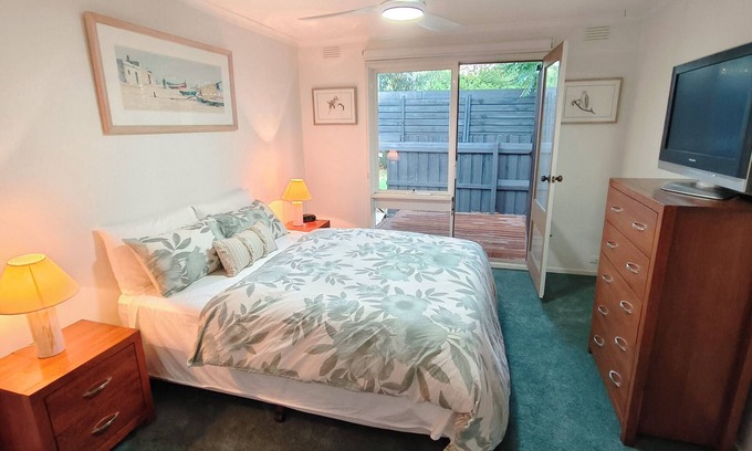 Brighton Appartement | Secluded spot in cosmopolitan Brighton. Free use of Brighton beach box.