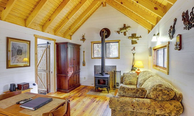 Tallassee Appartement | Secluded Tallassee Cabin w/ Fire Pit & Porch!