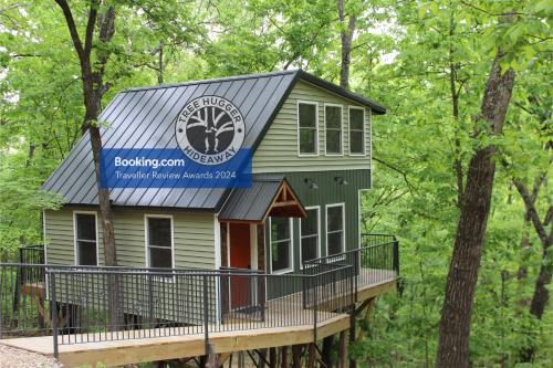 Branson Maison | Secluded Treehouse in the Woods - Tree Hugger Hideaway