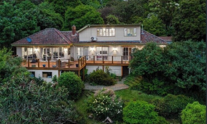 Mount Dandenong Maison | Secluded Villa with Lush Gardens, Spa & Fireplace