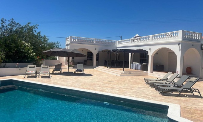 Santo Estevao Villa | Villa isolée avec piscine privée chauffée. Entièrement rénové et modernisé
