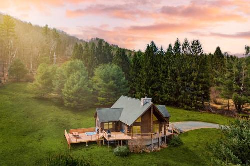 East Chatham Maison | Secluded w Deck Views Hot Tub Ping Pong Hudson in the Berks by AvantStay