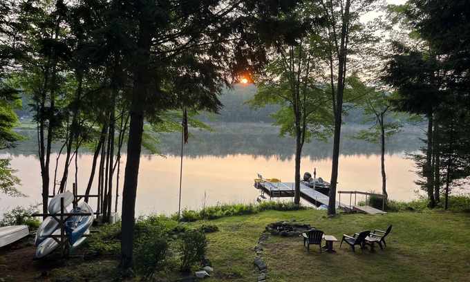 Norway Cabine | Secluded Waterfront Cabin on North Pond. 30 Minutes to Skiing.