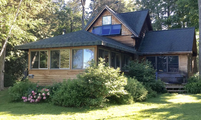 South Hero Cottage | Secluded, Boisé & Dog-friendly Home On The Lake W / Décor Casual