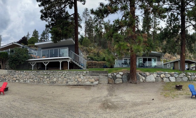 Central Okanagan Cabine | Secluded Luxury Lakeside Cabin. 2 bdrm (Queens), 1 bth. Escape to Seclusion Bay