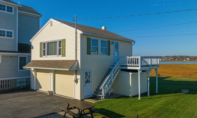 Wells Beach Appartement | Second Floor Apartment Across from the Beach with Private Access to Beach!!!