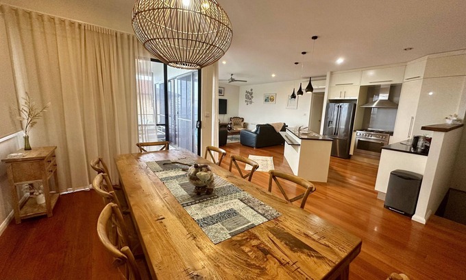 Bonny Hills Maison | Second level on Honey Suckle with Stunning Ocean Views.