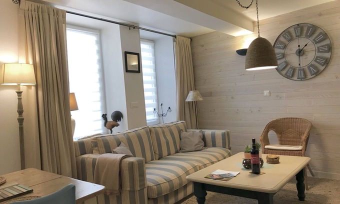 Peyriac-de-Mer Cottage | Cottage Secret & Toit Terrasse Privee, Coeur village. Proche Mer. Parking Velos