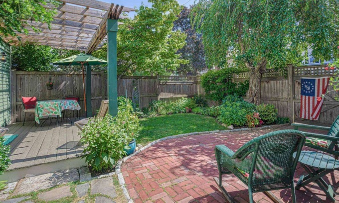 Newburyport Maison | Secret Garden: Sanctuary walk to town, private garden, central AC