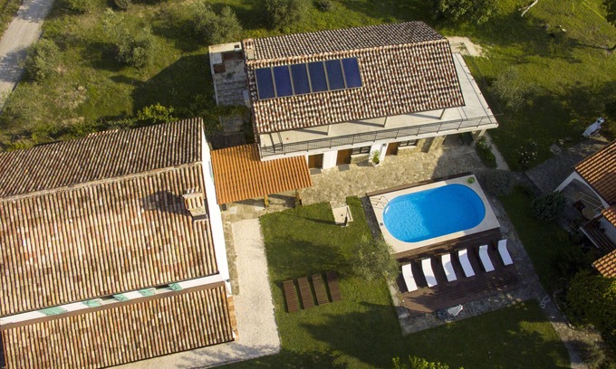 Korelici Villa | Villa en pierre magique de 5 lits avec maison d'hôtes, piscine, jardin bio et parc