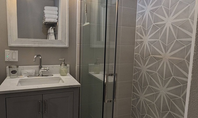 Bethel-Danebo Maison | Suite complète avec entrée privée, bain à remous romantique et lit king-size en peluche Uber